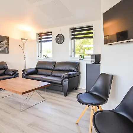Дом отдыха Three-bedroom In Spottrup